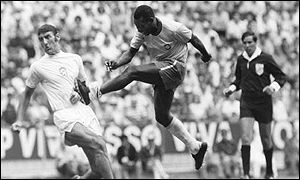 Pelé em jogo da Copa do México, em 70